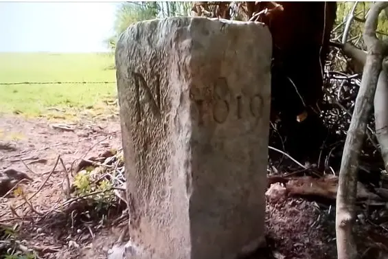 La pietra spostata dall'agricoltore belga (frame da video Facebook David Lavaux)