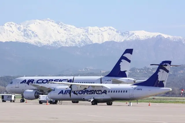 Aerei di Air Corsica in pista\u00A0 (foto archivio L'Unione Sarda)
