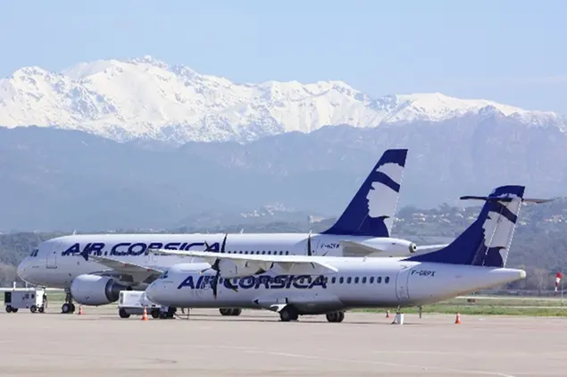 Aerei di Air Corsica in pista\u00A0 (foto archivio L'Unione Sarda)