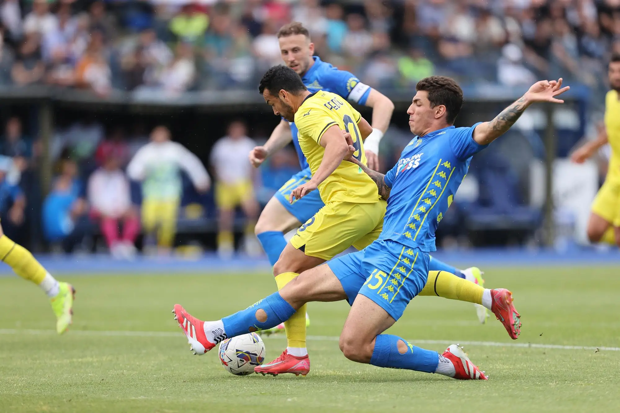 Lazio's Pedro (L) end Empoli's defender Luca Marianucci (R) in acrion during the Italian serie A soccer match Empoli FC vs SS Lazio at Carlo Castellani Stadium in Empoli, Italy, 04 May 2025. ANSA/CLAUDIO GIOVANNINI