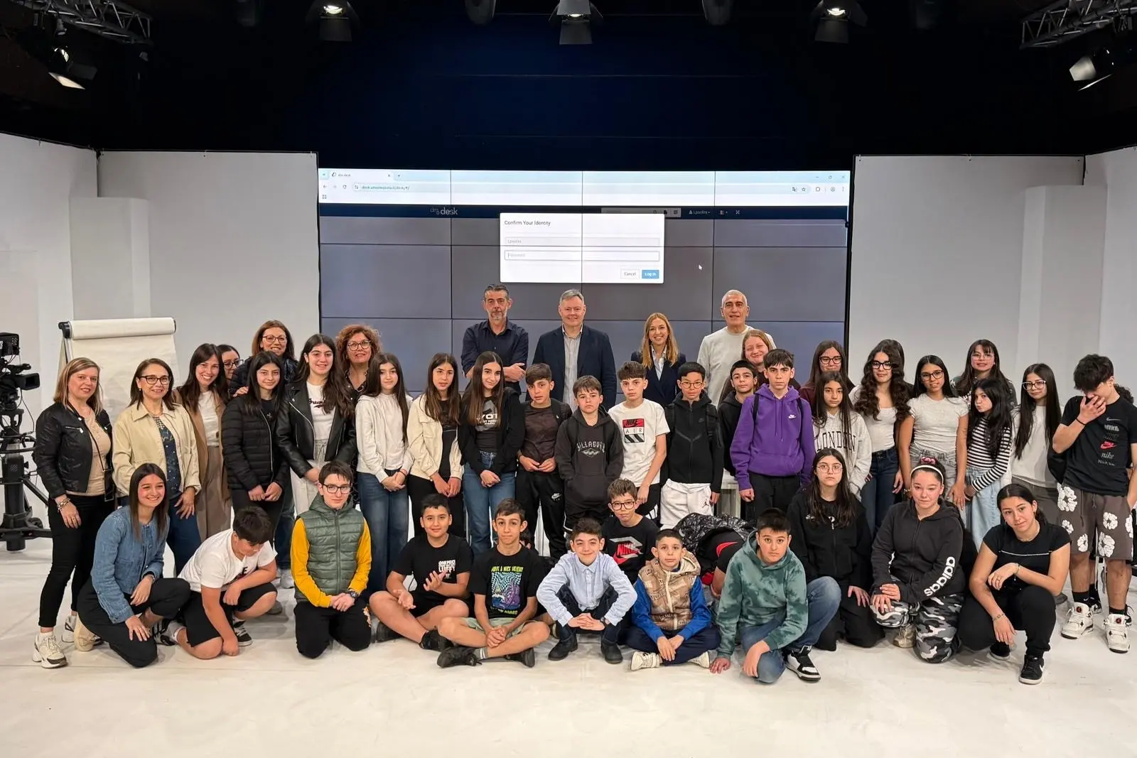 Gli studenti di Villacidro con le insegnanti e i giornalisti nella sede de L'Unione Sarda