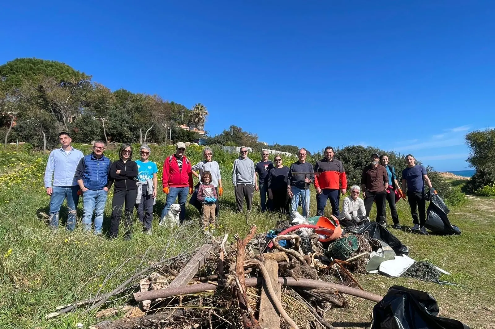 I volontari che hanno pulito la spiaggia (foto Murgana)