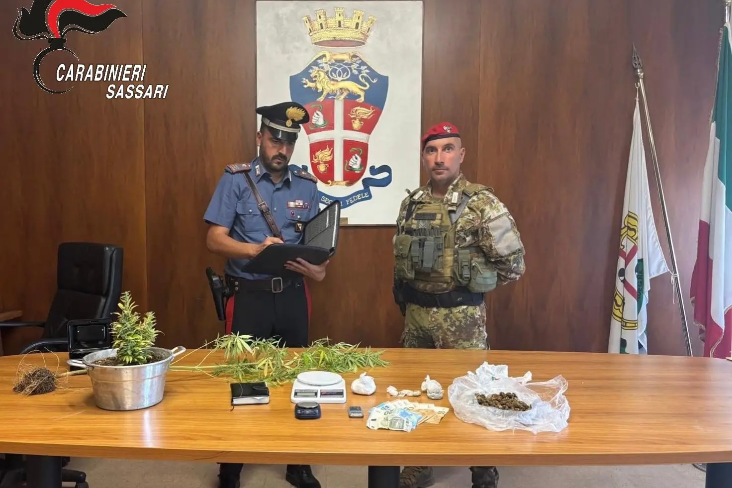Ossi, il materiale sequestrato dai carabinieri