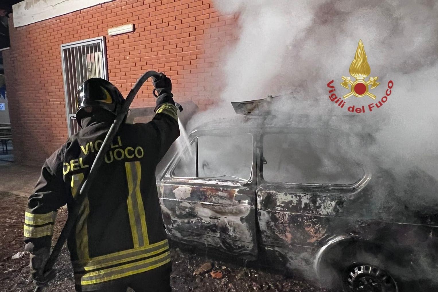 L'auto incendiata a Decimomannu (foto Vigili del fuoco)