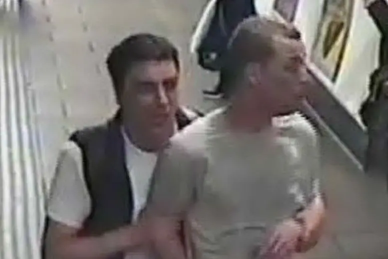 I due malviventi nella metro di Londra (foto Scotland Yard)