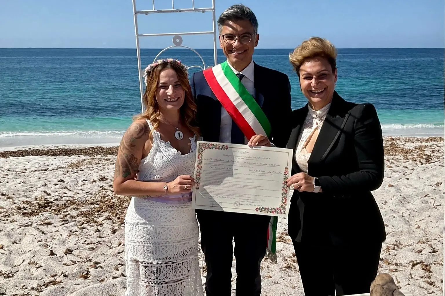 Le due spose con il sindaco Andrea Abis