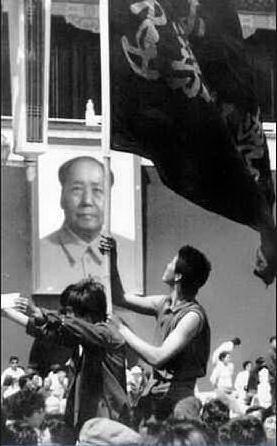 Dimostranti davanti all'immagine di Mao Zedong (archivio L'Unione Sarda)