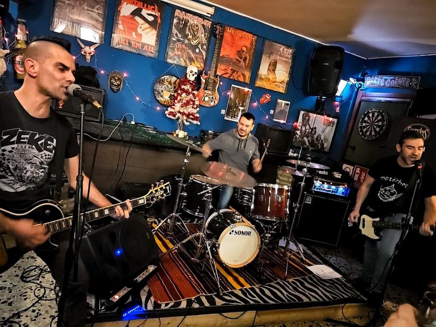 Sabato al Fabrik di Cagliari i K'e-K'e-M, con 