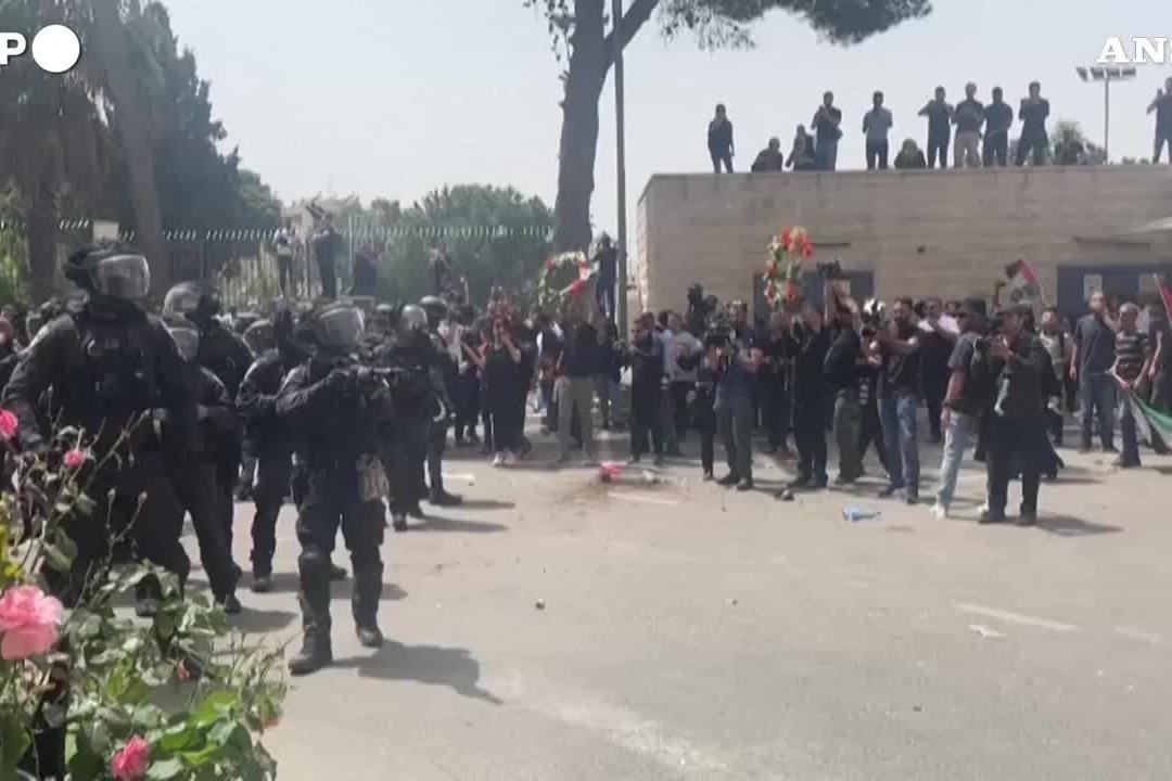 Gerusalemme, tensione e incidenti ai funerali della giornalista uccisa