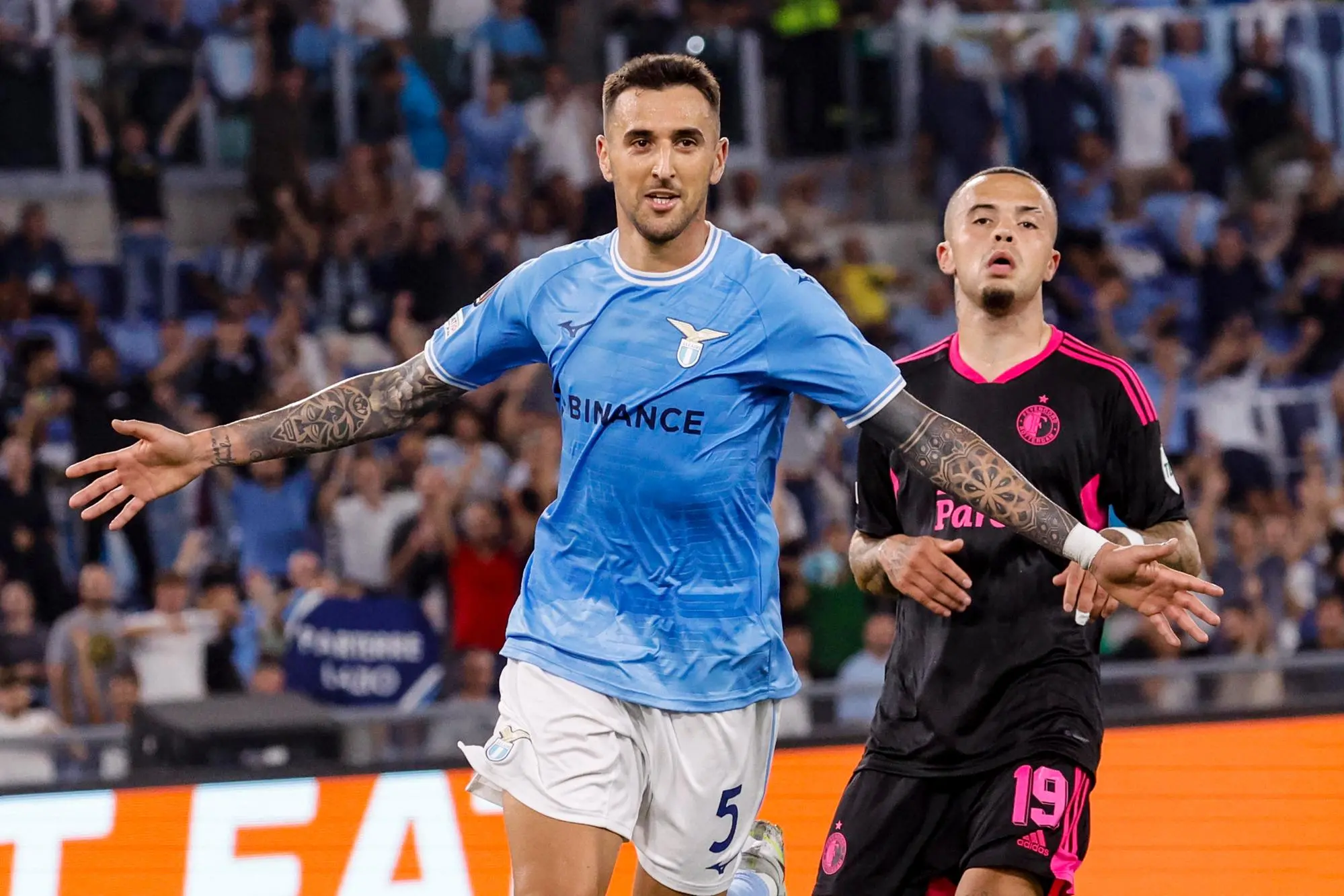 Lazio's Matías Vecino celebrates with teammates after scoring during the Europa League soccer match between Lazio vs Feyenoord, Rome 8 September 2022. ANSA/FABIO FRUSTACI