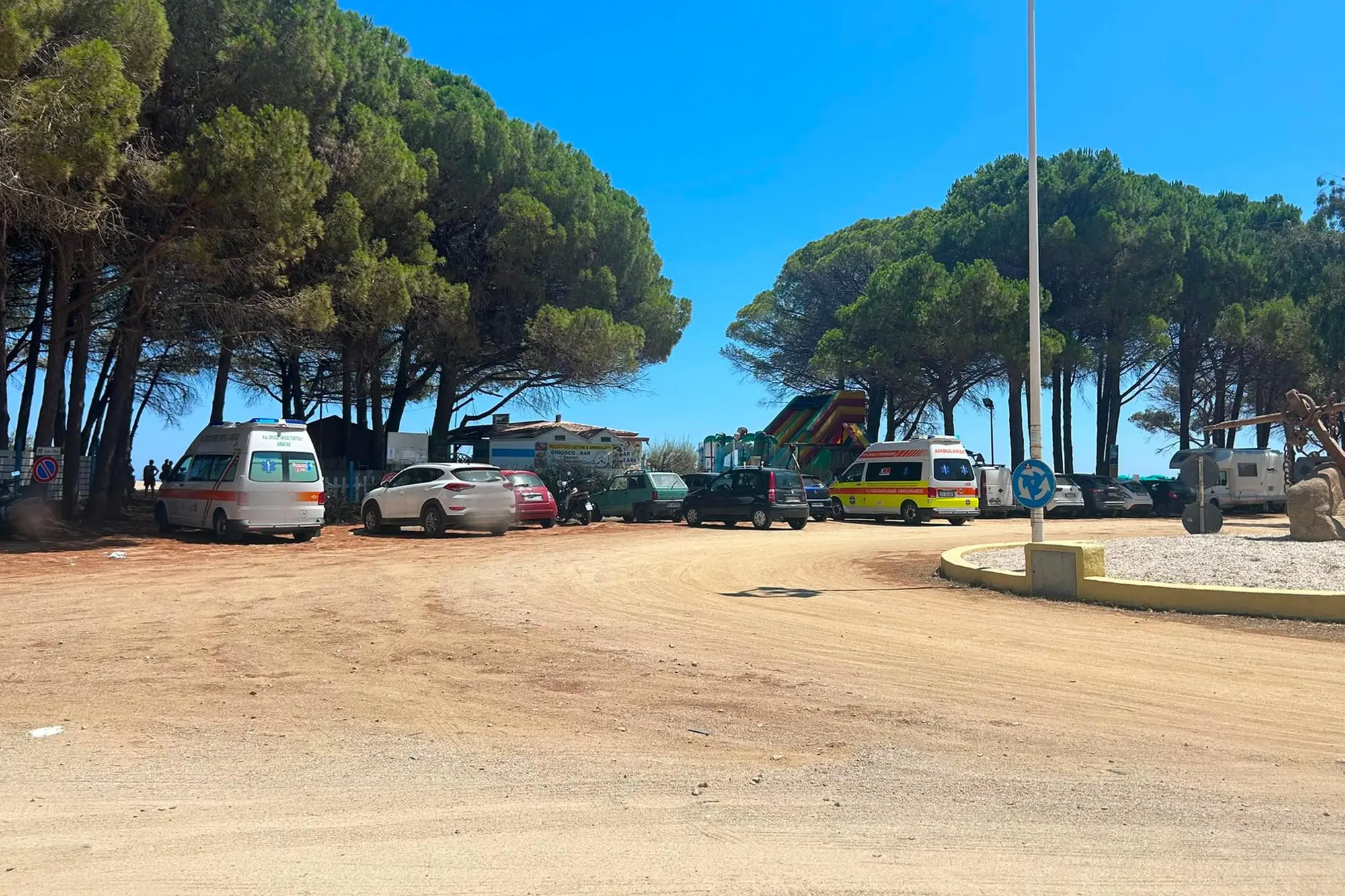 Le ambulanze davanti alla spiaggia di Tancau (Secci)