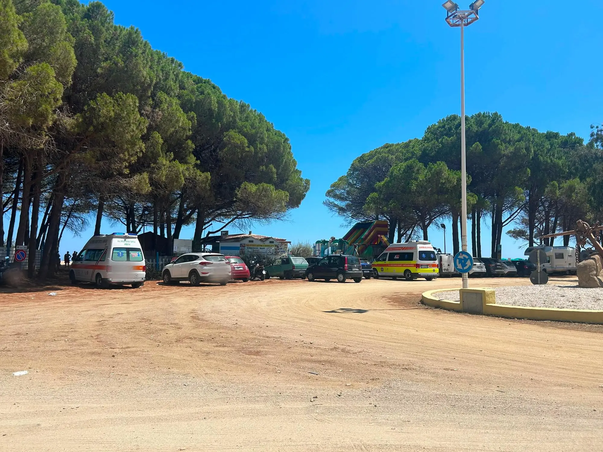 Le ambulanze davanti alla spiaggia di Tancau (Secci)