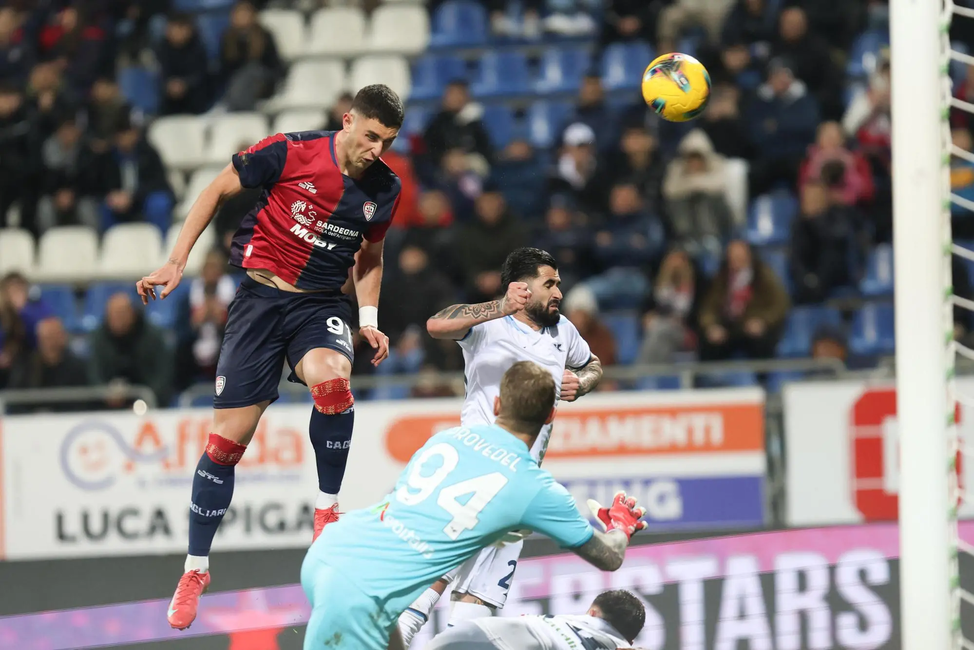 Il colpo di testa di Roberto Piccoli valso il gol del momentaneo 1-1 in Cagliari-Lazio (foto Ansa)