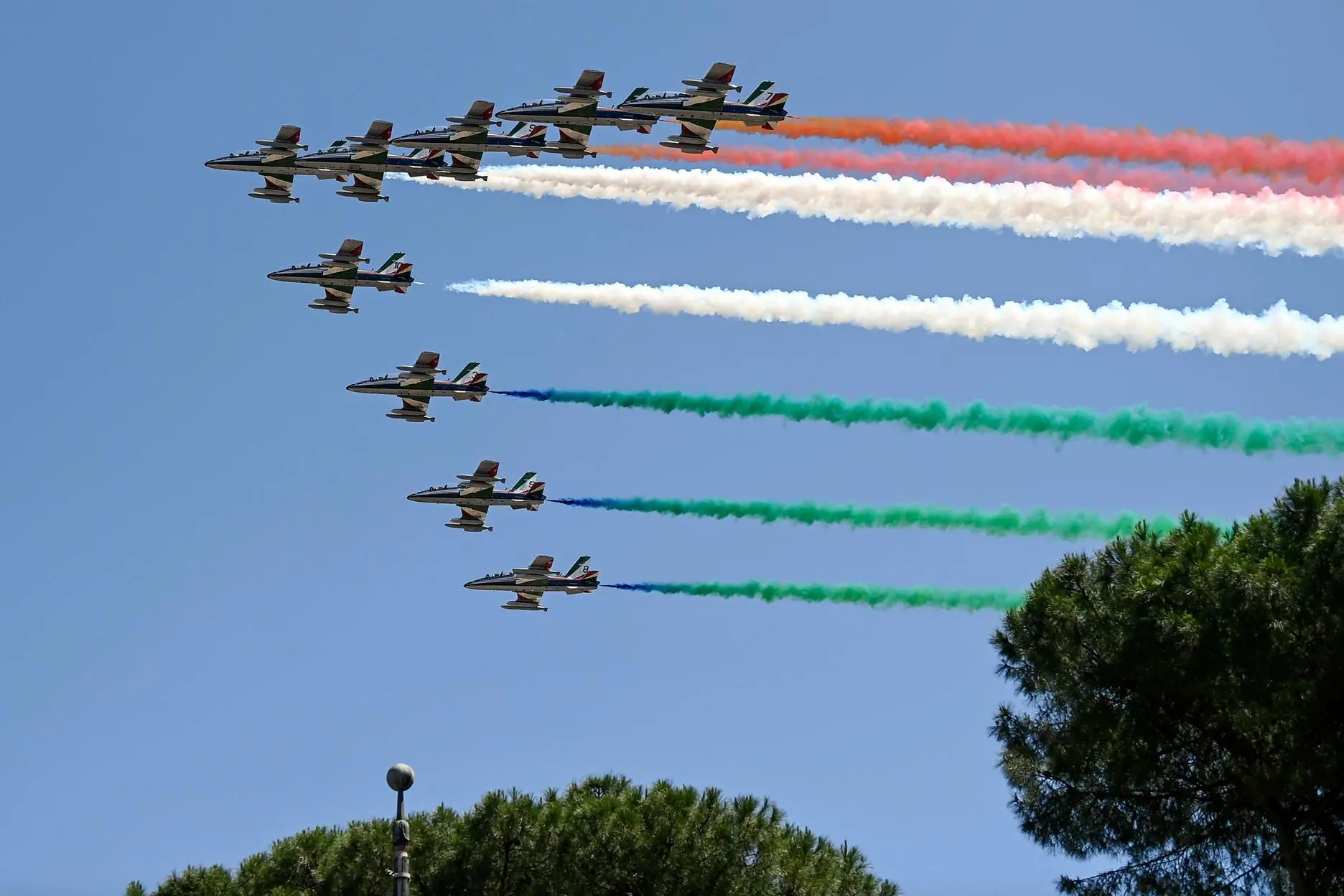 Un'esibizione delle Frecce Tricolori (Ansa)