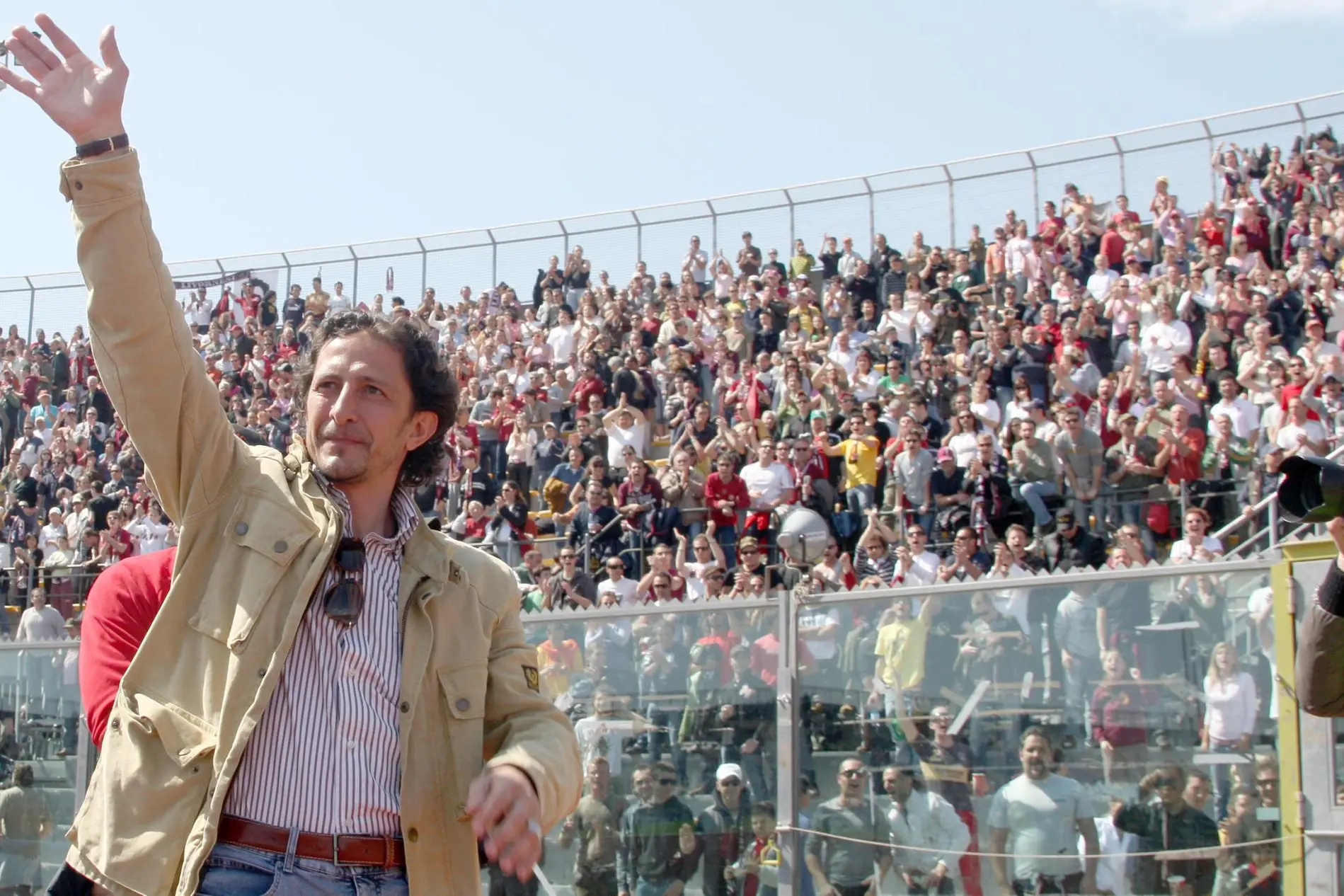 Lutto nel mondo del calcio: è morto Igor Protti, l’ex bomber del Livorno aveva 58 anni Standing ovation e cori per l'ex bomber del Livorno Igor Protti (Ansa)