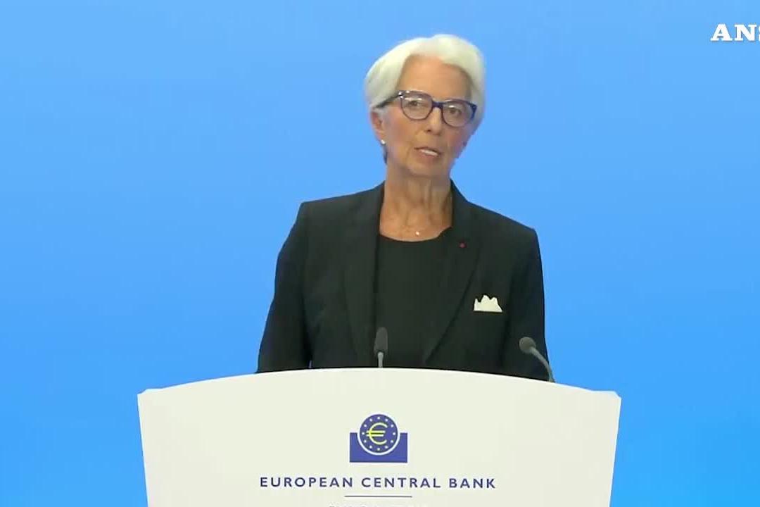 Bce, Lagarde: &quot;Rialzo dei tassi da 50 punti per i rischi inflazione&quot;