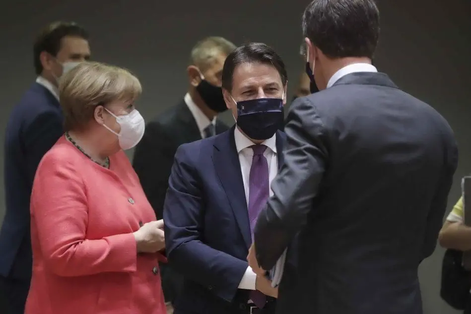 Consiglio europeo, i leader tra mascherine e "saluti col gomito"
