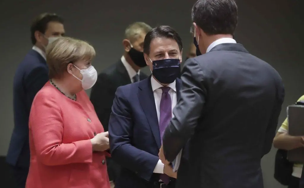 Consiglio europeo, i leader tra mascherine e &quot;saluti col gomito&quot;