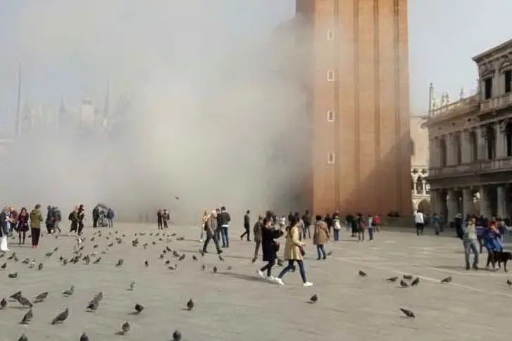 Paura in piazza San Marco, i ladri accendono dei fumogeni per tentare una rapina