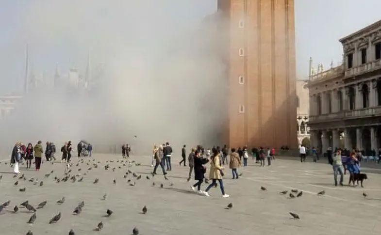 Paura in piazza San Marco, i ladri accendono dei fumogeni per tentare una rapina