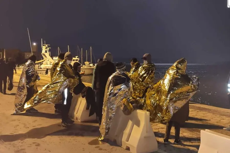 Uno sbarco di migranti sulle coste italiane (foto archivio l'Unione Sarda)