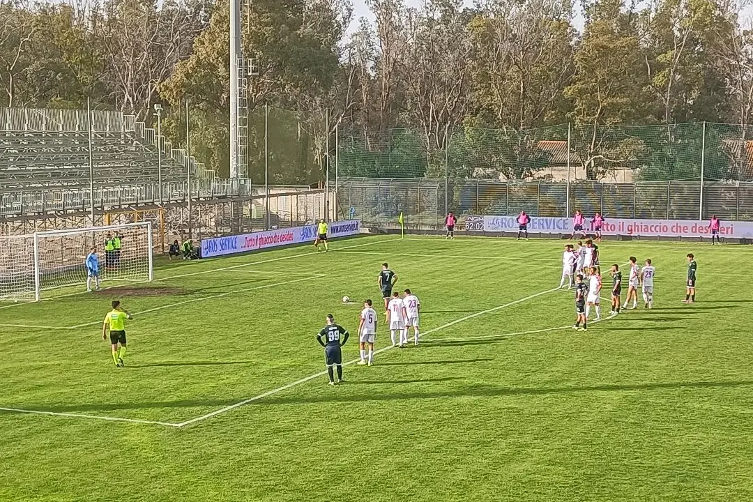Costanzo sul dischetto del rigore durante una gara dell'Olbia (foto Giagnoni)