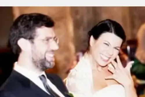 Geppi Cucciari raggiante dopo la celebrazione del rito