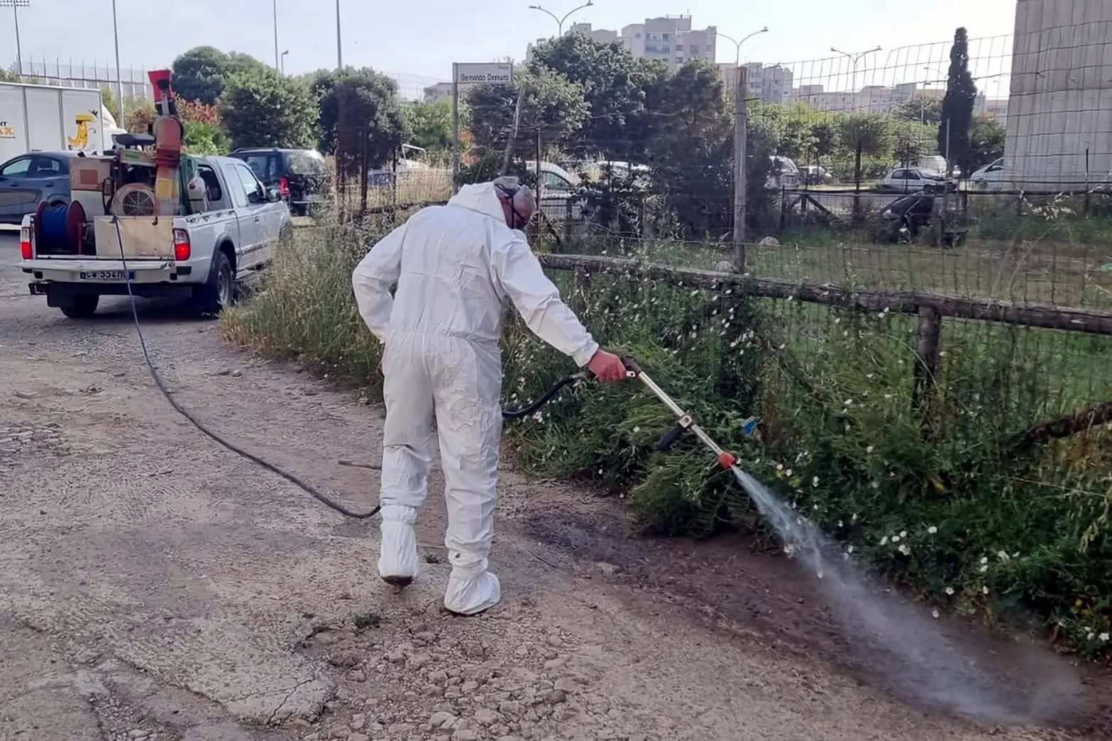 Un operaio della Pro Service impegnato in un intervento di disinfestazione a Sant’Elia