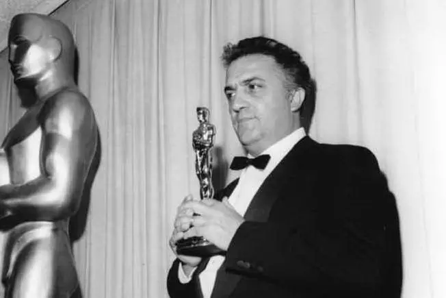 #AccaddeOggi: 13 aprile 1964, Fellini vince l'Oscar per "8 1/2"