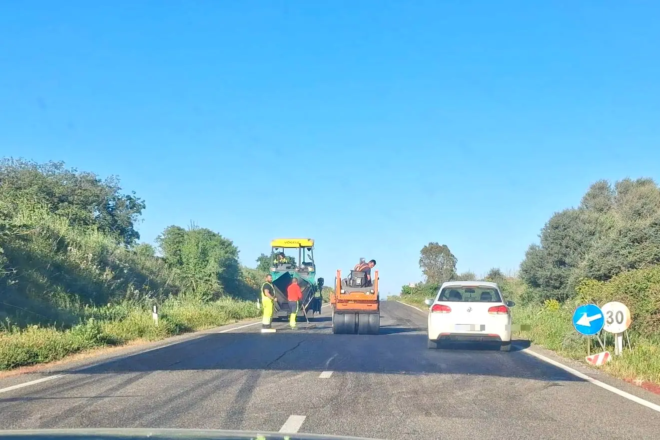 Interventi in una strada vicino a Macomer