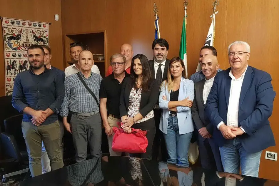 Gli amministratori dei sei centri termali sardi con Solinas e l'assessore all'Industria Anita Pili (foto L'Unione Sarda - Tellini)
