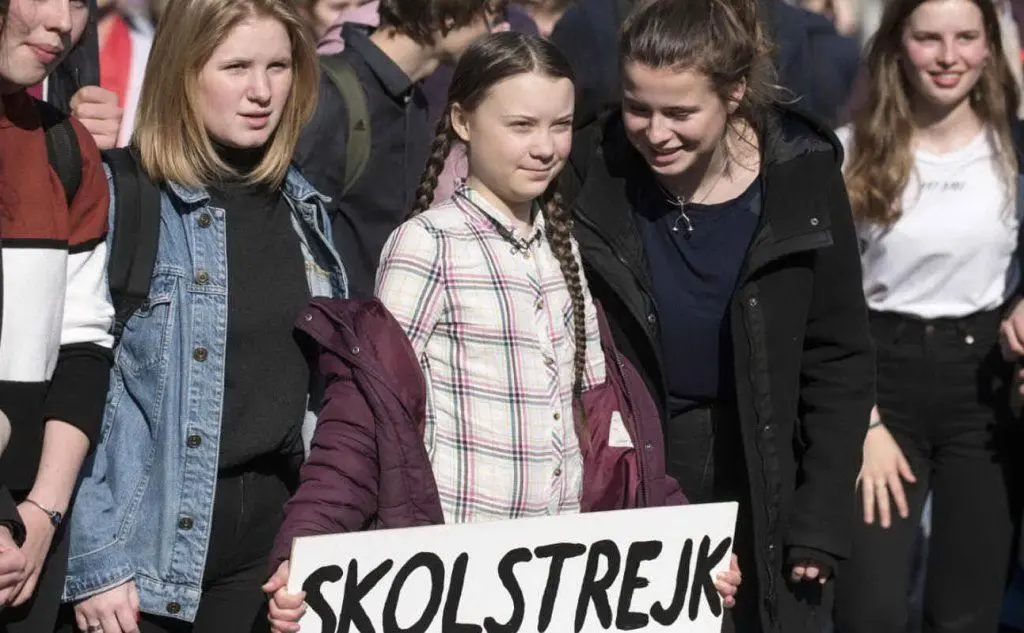 Greta Thunberg con altri giovanissimi manifestanti a Parigi (Ansa)
