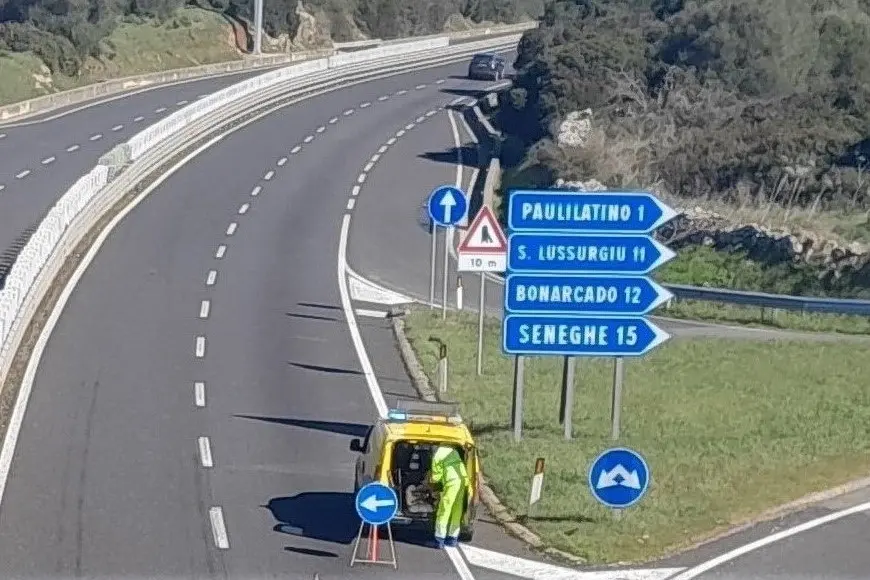 Gli operai dell'Anas tolgono gli ultimi cartelli per il rallentamento del traffico al bivio di Paulilatino (foto Corrias)