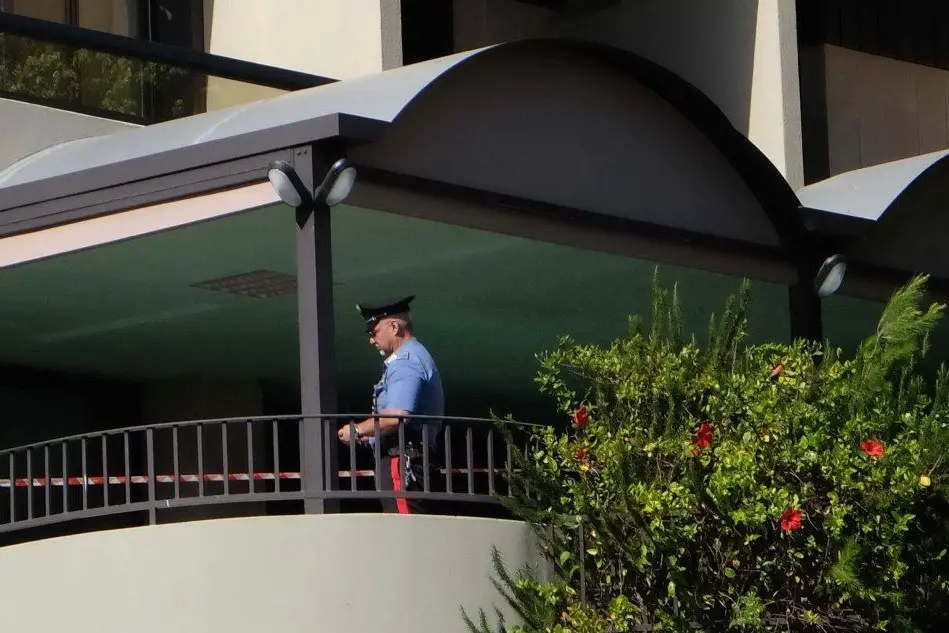 I carabinieri nell'hotel da dove si era gettata la donna