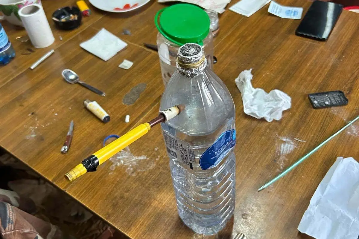 Il materiale scoperto nel casolare in provincia di Oristano (foto polizia)