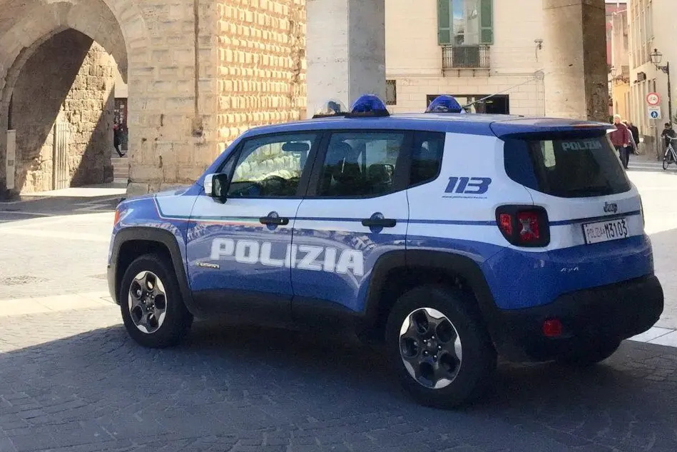 Una Volante della questura di Oristano (foto L'Unione Sarda - Sanna)