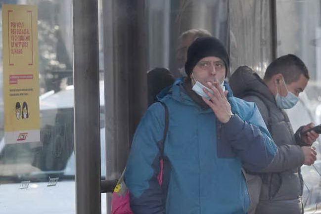 Milano diventa smoking free: stop al fumo in parchi, fermate bus e stadi