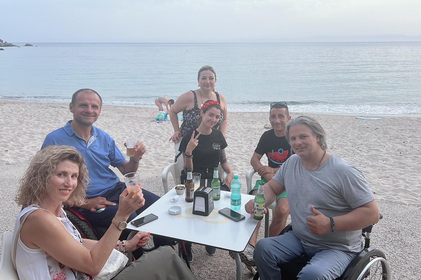 Maracalagonis, problemi di accesso al mare: incontro in spiaggia con l'associazione dei disabili