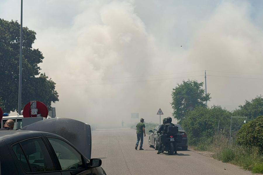 Oschiri, l’incendio minaccia le case: residenti in fuga