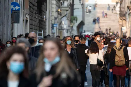 People out for a walk in the historic center of Rome, Italy, 25 October 2020. Italian Prime Minister Giuseppe Conte announced new nationwide coronavirus restrictions that will come into effect as of 26 October and include the closure of restaurants and bars by 6pm and shutting down gyms, cinemas and swimming pools ANSA/MASSIMO PERCOSSI