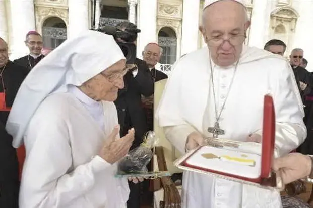 La consegna dell'onorificenza (foto @VaticanNews)