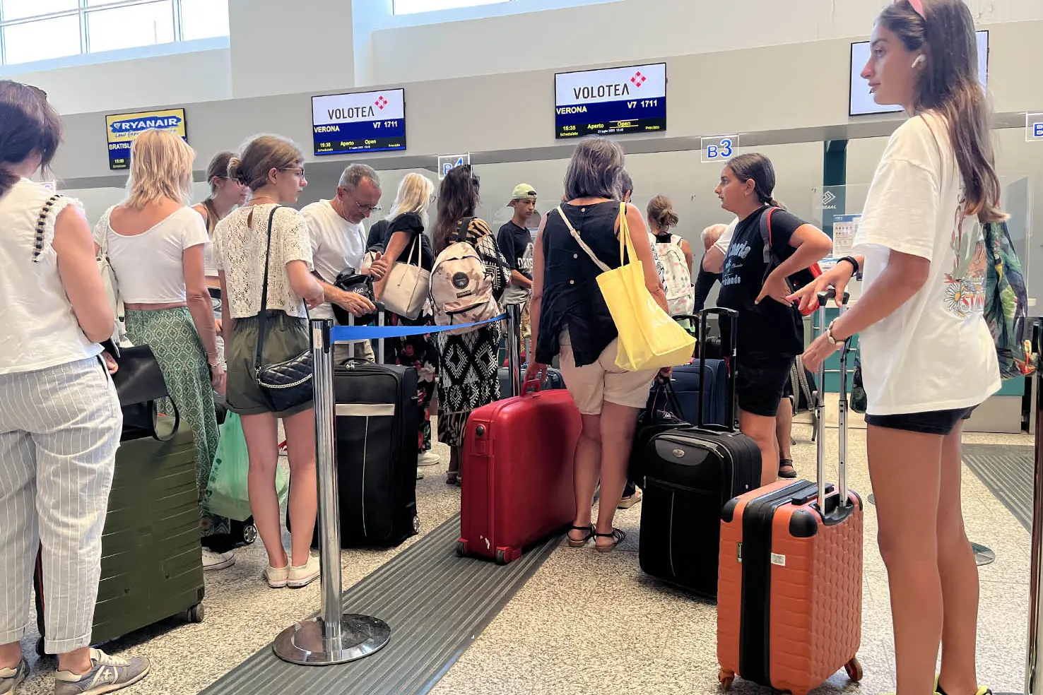 Arrivi e partenze all'aeroporto di Alghero (foto L'Unione Sarda)