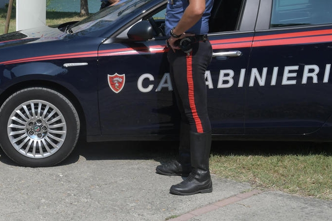 Accoltella due carabinieri, che sparano e l’arrestano