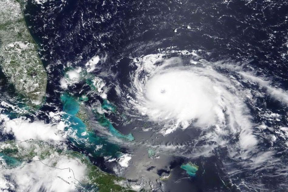 Uragano Dorian si rafforza e punta sulle Bahamas