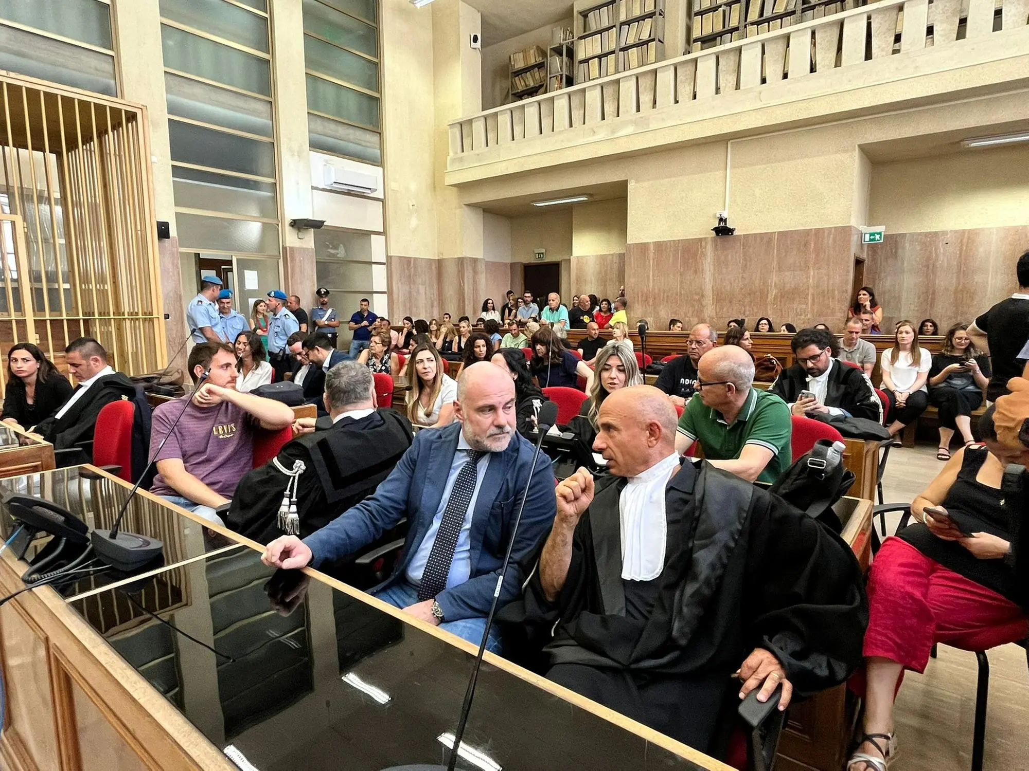 Il tavolo dell'accusa con il fratello di Francesca Deidda e, a destra, il pm Marco Cocco