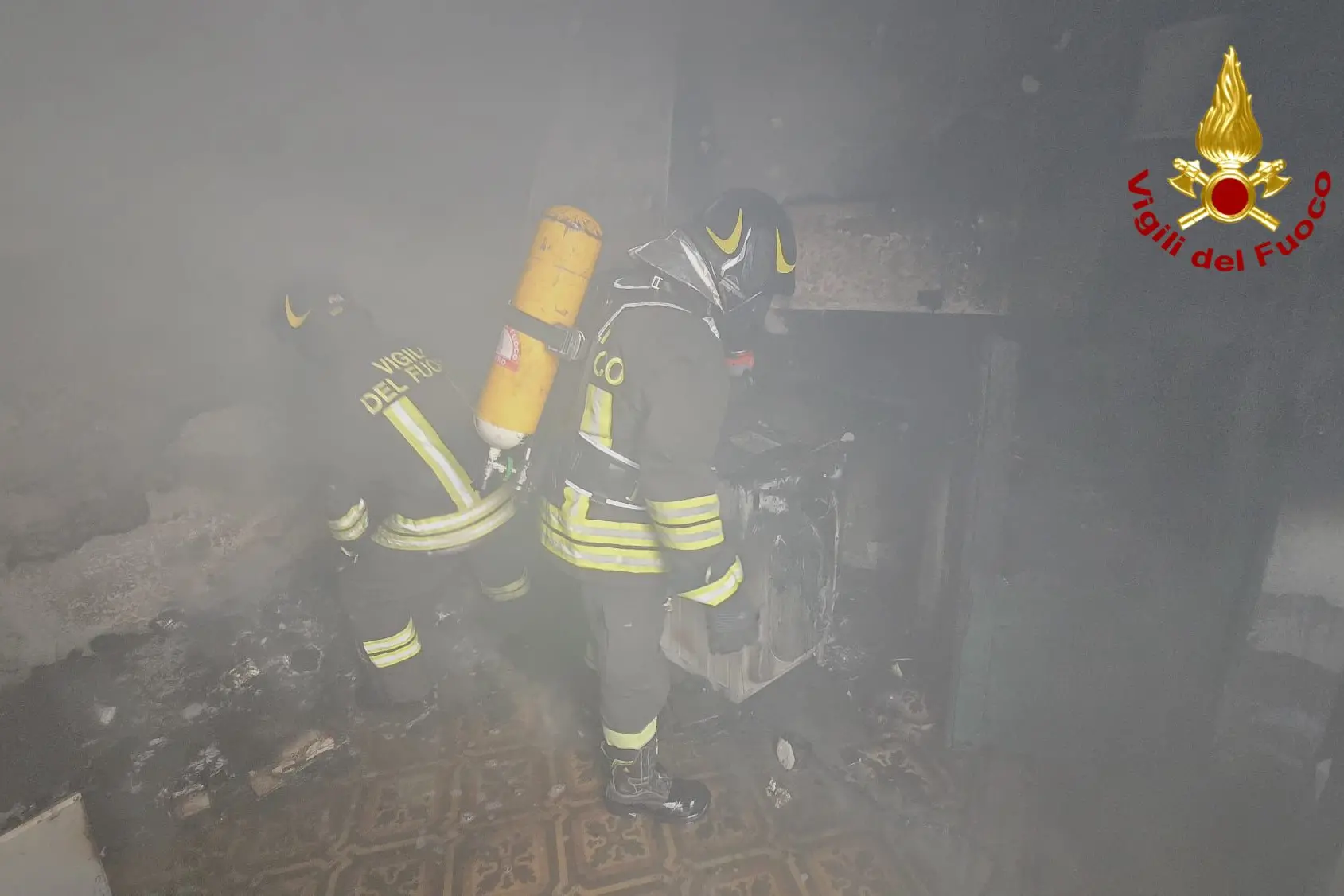 L'incendio nell'abitazione di via Garibaldi a Orani (foto vigili del fuoco)