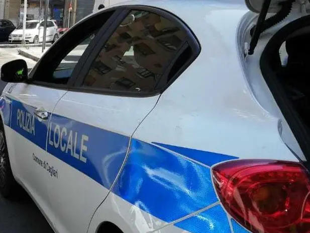 Un'auto della polizia locale (Archivio L'Unione Sarda)