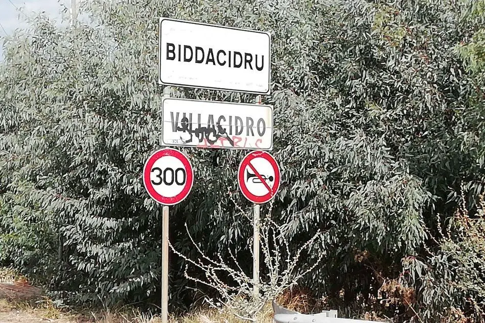 Il cartello "manomesso" all'ingresso di Villacidro (foto L'Unione Sarda - Cazzaniga)
