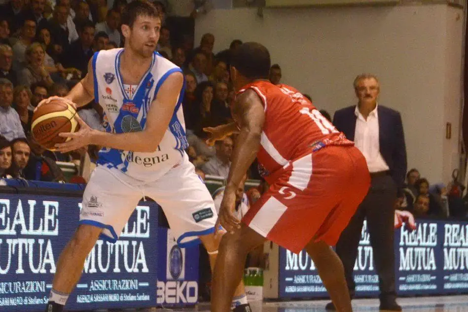 A sinistra, l'ex cestista della Dinamo, Dreake Diener