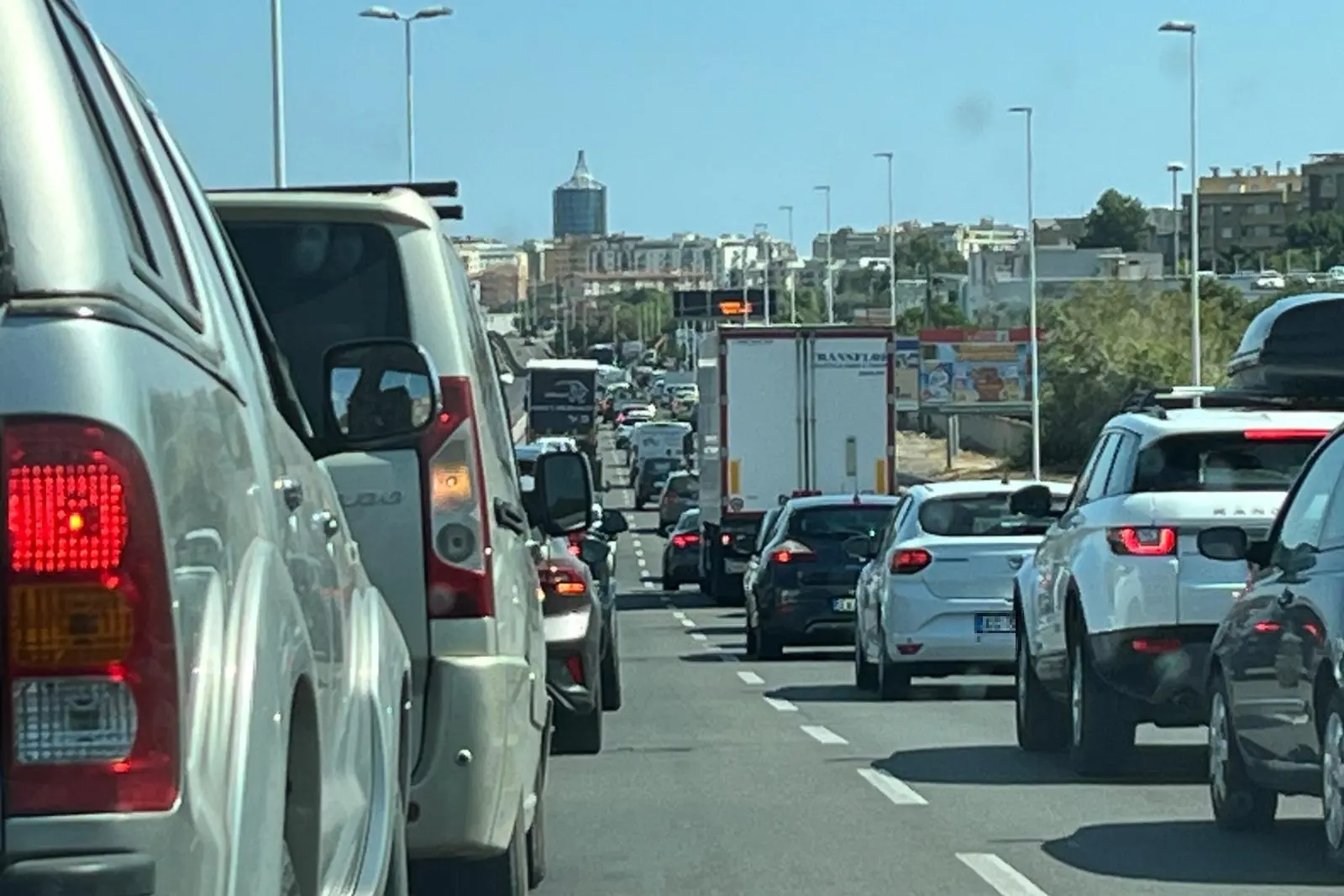 Auto in coda per l'incidente sull'Asse mediano all'ingresso di Cagliari